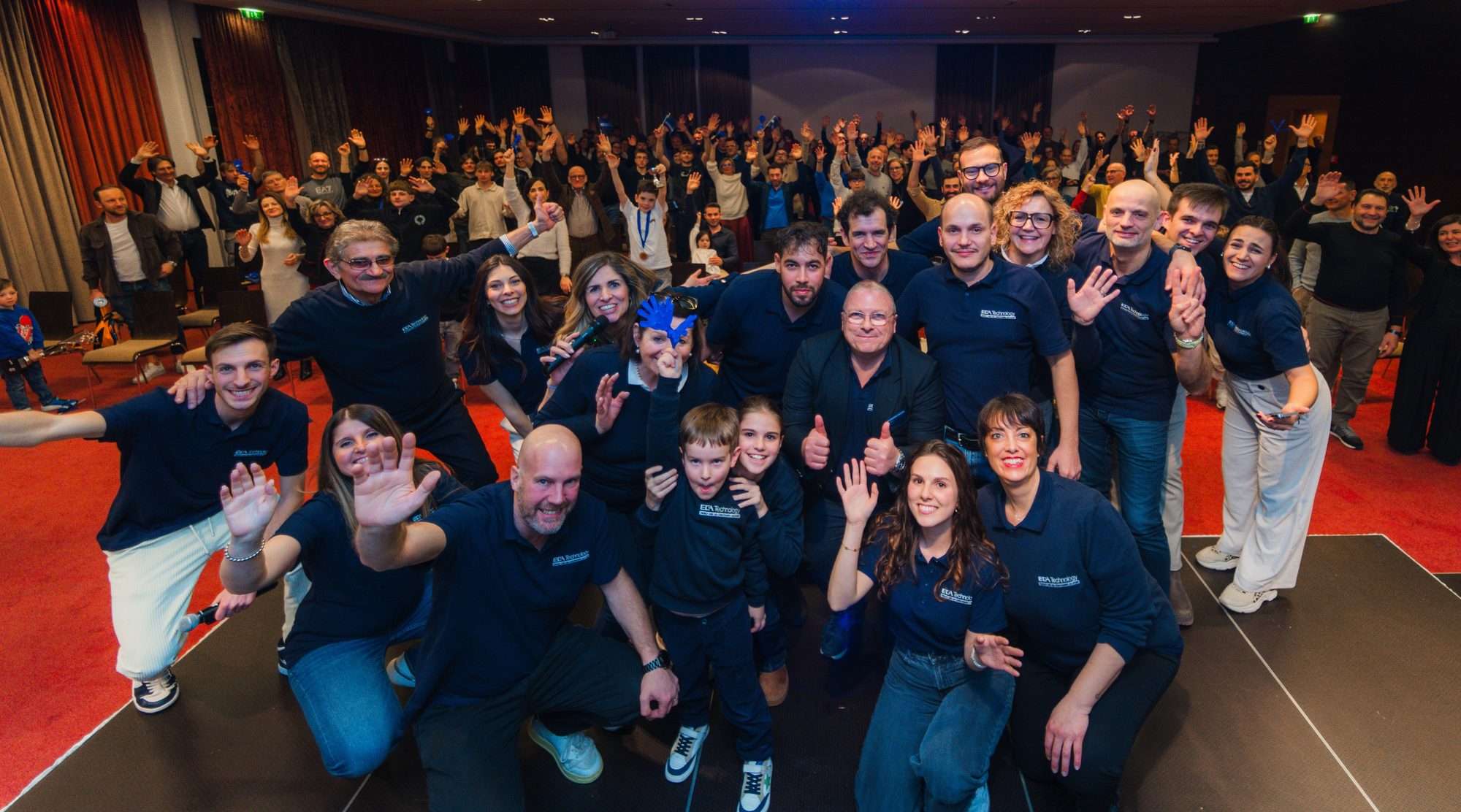 Lo staff di ECA Technology durante l'evento per i 45 anni dell'azienda